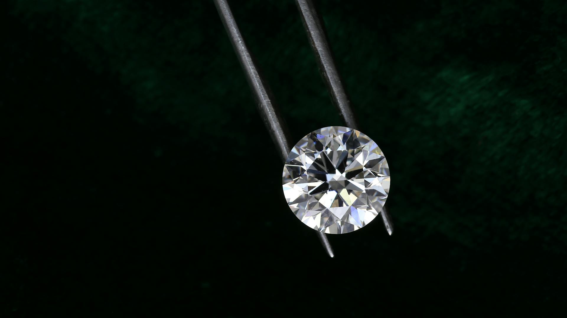 Moissanite vs lab diamond jewelry hero